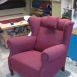 Laiskanlinnan runko korjattu, jousitettu istuin, selkä ja käsinojat.