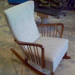 Pintakäsitelty, jousitettu ja verhoiltu.