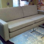 Artekin sohva uudelleen verhoiltuna.