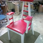 Fysioterapeutin tuoli verhoiltuna keinonahalla.