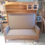 Jugend kaluston sohva entisöitynä, verhoilukangas on Annalan kutoma jugend.