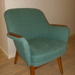 50-luvun nojatuoli verhoiltu ja pintakäsitelty.